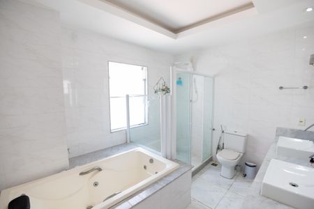 Casa de condomínio para alugar com 600m², 3 quartos e 2 vagasBanheiro da Suíte 1