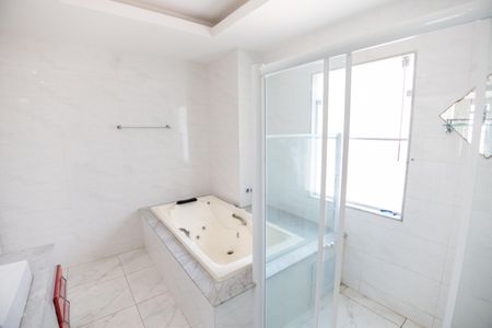 Casa de condomínio para alugar com 600m², 3 quartos e 2 vagasBanheiro da Suíte 1