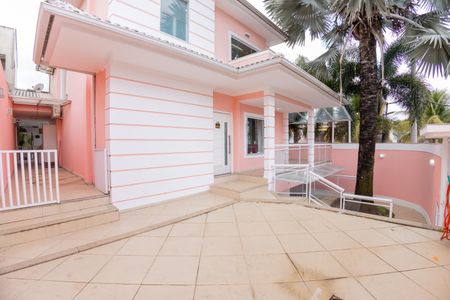 Casa de condomínio para alugar com 600m², 3 quartos e 2 vagasQuintal