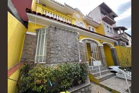 Casa para alugar com 205m², 5 quartos e 1 vaga Casa para alugar com 205m², 5 quartos e 1 vagaFachada