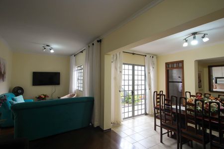 Casa à venda com 150m², 4 quartos e 4 vagas Casa à venda com 150m², 4 quartos e 4 vagasSala