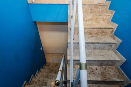 Casa à venda com 120m², 3 quartos e 2 vagasEscada