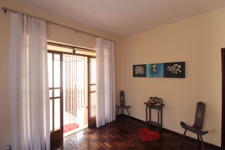 Casa à venda com 351m², 2 quartos e 1 vagaSala