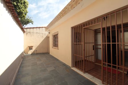 Casa à venda com 351m², 2 quartos e 1 vagaQuintal