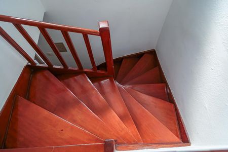 Casa à venda com 215m², 3 quartos e 2 vagas Casa à venda com 215m², 3 quartos e 2 vagasEscadas