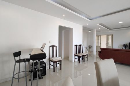 Sala de casa de condomínio à venda com 5 quartos, 900m² em Pechincha, Rio de Janeiro