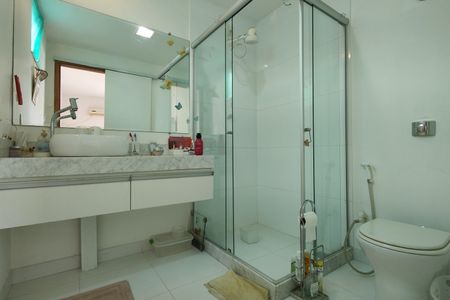 Casa de condomínio à venda com 900m², 5 quartos e 2 vagasBanheiro da Suíte 1