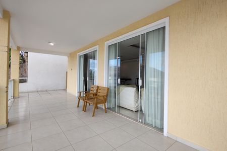 Casa de condomínio à venda com 900m², 5 quartos e 2 vagasVaranda