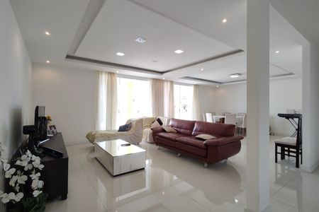 Sala de casa de condomínio à venda com 5 quartos, 900m² em Pechincha, Rio de Janeiro