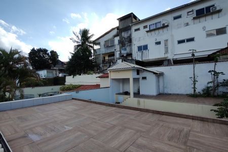 Casa de condomínio à venda com 900m², 5 quartos e 2 vagasQuintal