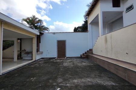 Casa de condomínio à venda com 900m², 5 quartos e 2 vagasQuintal