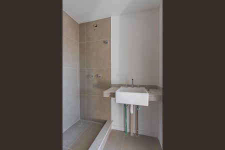 Banheiro da Suíte  de apartamento à venda com 2 quartos, 62m² em Passo D’areia, Porto Alegre