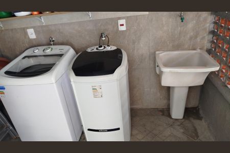 Casa à venda com 294m², 4 quartos e 4 vagas Casa à venda com 294m², 4 quartos e 4 vagasCasa 1: Área de serviço