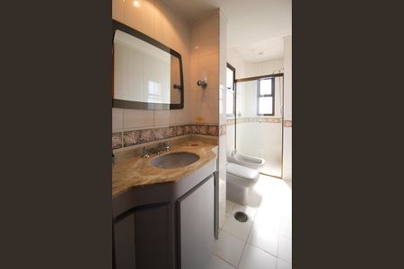 Apartamento para alugar com 200m², 4 quartos e 3 vagas Apartamento para alugar com 200m², 4 quartos e 3 vagasBanheiro da Suíte 1