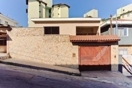 Casa à venda com 250m², 4 quartos e 4 vagas Casa à venda com 250m², 4 quartos e 4 vagasFachada
