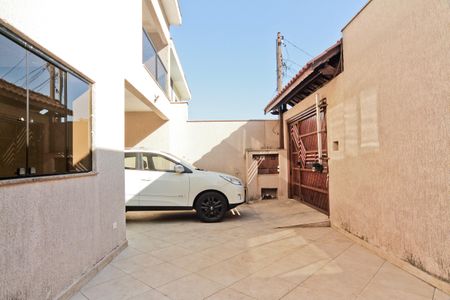 Casa à venda com 250m², 4 quartos e 4 vagas Casa à venda com 250m², 4 quartos e 4 vagasGaragem