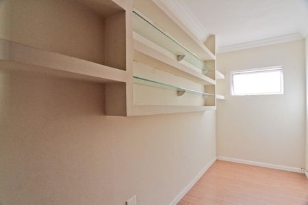 Casa à venda com 250m², 4 quartos e 4 vagas Casa à venda com 250m², 4 quartos e 4 vagasQuarto