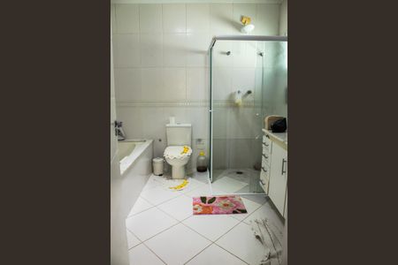 Casa de condomínio para alugar com 390m², 5 quartos e 5 vagas Casa de condomínio para alugar com 390m², 5 quartos e 5 vagasBanheiro da Suíte 1