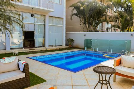 Casa de condomínio para alugar com 390m², 5 quartos e 5 vagas Casa de condomínio para alugar com 390m², 5 quartos e 5 vagasÁrea Externa