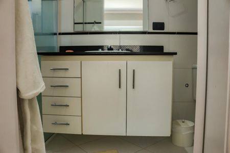 Casa de condomínio para alugar com 390m², 5 quartos e 5 vagas Casa de condomínio para alugar com 390m², 5 quartos e 5 vagasBanheiro da Suíte 2