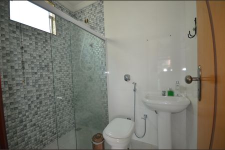 Banheiro da Suíte de casa de condomínio para alugar com 3 quartos, 225m² em Campo Grande, Rio de Janeiro
