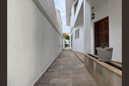 Casa à venda com 428m², 4 quartos e 5 vagasÁrea Externa - Corredor Direito