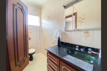 Casa à venda com 428m², 4 quartos e 5 vagasBanheiro Quarto Suíte 4