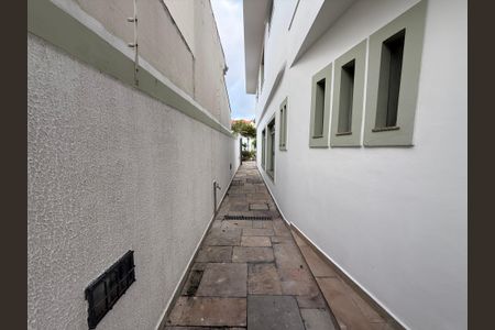Casa à venda com 428m², 4 quartos e 5 vagasÁrea Externa - Corredor Direito