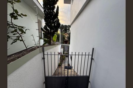 Casa à venda com 428m², 4 quartos e 5 vagasÁrea Externa - Corredor Esquerdo