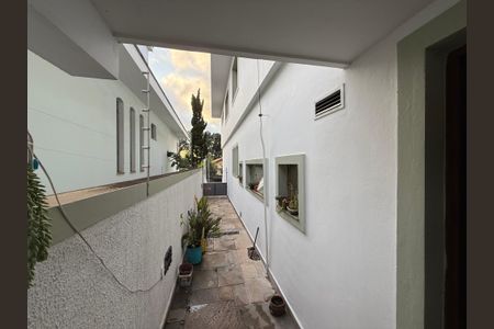 Casa à venda com 428m², 4 quartos e 5 vagasÁrea Externa - Corredor Esquerdo