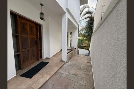 Casa à venda com 428m², 4 quartos e 5 vagasÁrea Externa - Corredor Direito