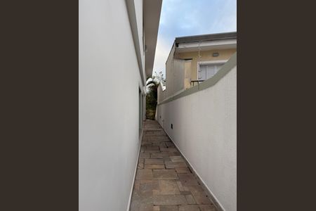 Casa à venda com 428m², 4 quartos e 5 vagasÁrea Externa - Corredor Direito