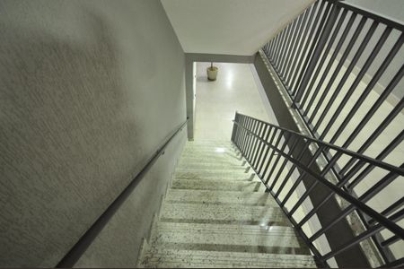 Apartamento para alugar com 46m², 2 quartos e sem vagaEscada de acesso à unidade