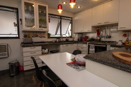 Apartamento à venda com 193m², 2 quartos e 2 vagasCozinha