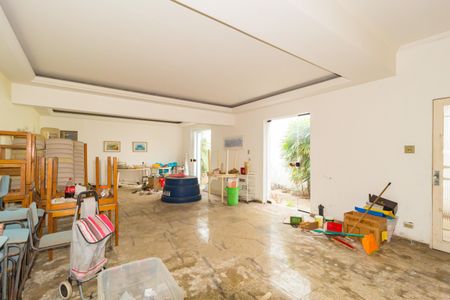 Casa à venda com 270m², 2 quartos e 50 vagas Casa à venda com 270m², 2 quartos e 50 vagasSalão de Festas