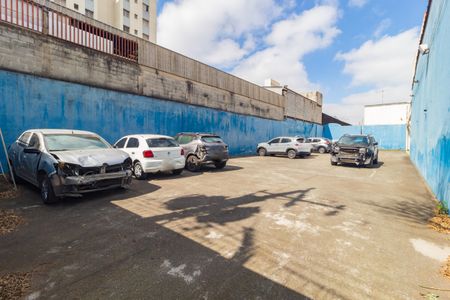 Casa à venda com 270m², 2 quartos e 50 vagas Casa à venda com 270m², 2 quartos e 50 vagasEstacionamento