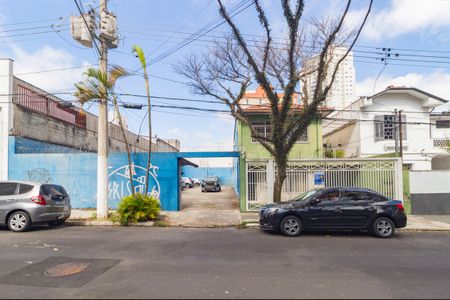 Casa à venda com 270m², 2 quartos e 50 vagas Casa à venda com 270m², 2 quartos e 50 vagasFachada - Casa e Estacionamento