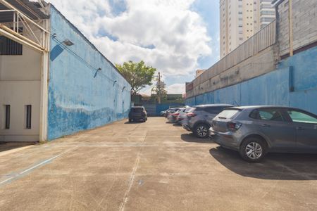 Casa à venda com 270m², 2 quartos e 50 vagas Casa à venda com 270m², 2 quartos e 50 vagasEstacionamento