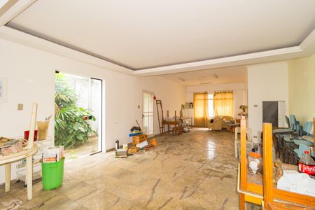 Casa à venda com 270m², 2 quartos e 50 vagas Casa à venda com 270m², 2 quartos e 50 vagasSalão de Festas