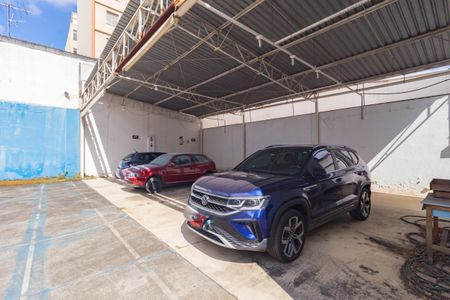 Casa à venda com 270m², 2 quartos e 50 vagas Casa à venda com 270m², 2 quartos e 50 vagasEstacionamento