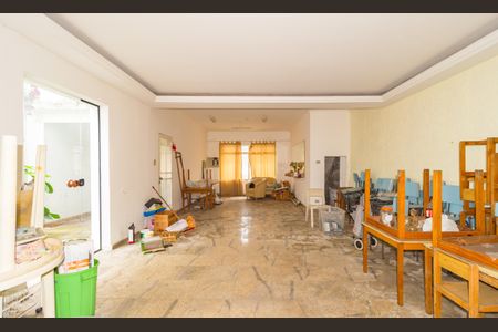 Casa à venda com 270m², 2 quartos e 50 vagas Casa à venda com 270m², 2 quartos e 50 vagasSalão de Festas