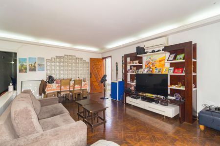 Casa à venda com 270m², 2 quartos e 50 vagas Casa à venda com 270m², 2 quartos e 50 vagasSala de Estar