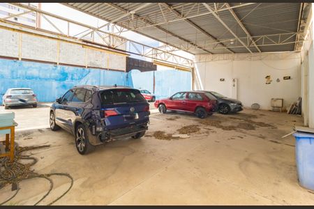 Casa à venda com 270m², 2 quartos e 50 vagas Casa à venda com 270m², 2 quartos e 50 vagasEstacionamento