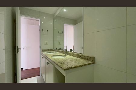 Apartamento à venda com 260m², 3 quartos e 3 vagasBanheiro da Suíte 3