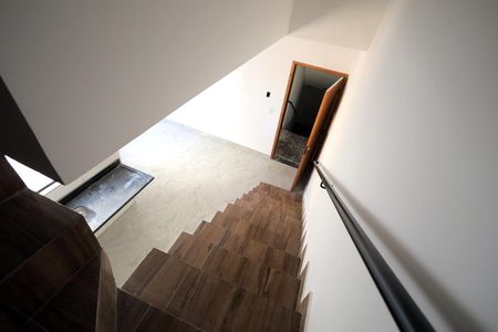 Apartamento à venda com 80m², 2 quartos e 1 vaga Apartamento à venda com 80m², 2 quartos e 1 vagaEscada