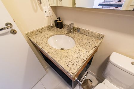 Banheiro de kitnet/studio para alugar com 1 quarto, 24m² em Paraíso, São Paulo