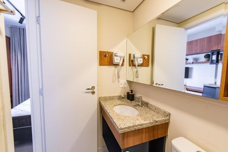Banheiro de kitnet/studio para alugar com 1 quarto, 24m² em Paraíso, São Paulo