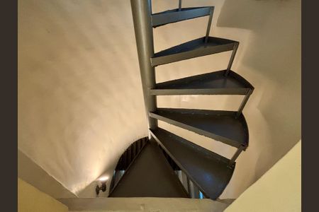 Casa à venda com 234m², 4 quartos e 1 vaga Casa à venda com 234m², 4 quartos e 1 vagaEscada