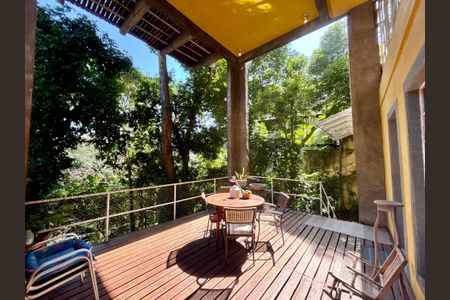 Casa à venda com 234m², 4 quartos e 1 vaga Casa à venda com 234m², 4 quartos e 1 vagaVaranda da sala