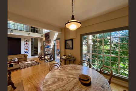 Casa à venda com 234m², 4 quartos e 1 vaga Casa à venda com 234m², 4 quartos e 1 vagaSala